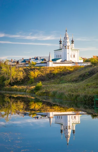 Ortodox templom a közelben folyó, Suzdal, Oroszország — Stock Fotó