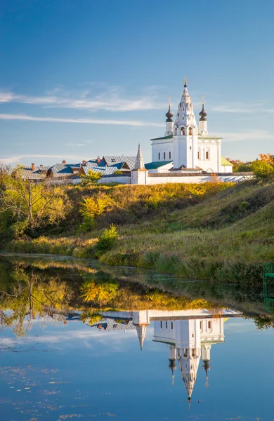 Iglesia ortodoxa en el río cercano, Suzdal Rusia — Foto de Stock