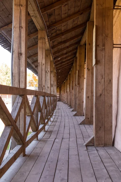 Passeio ao longo da passarela de madeira de Fort Wall — Fotografia de Stock