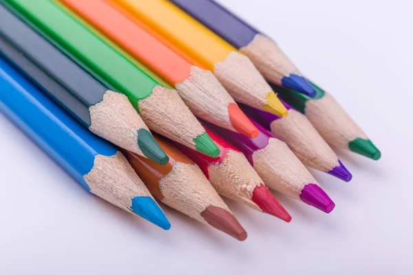 Molte matite colorate diverse su sfondo bianco — Foto Stock