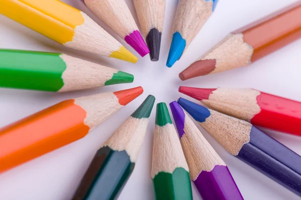 Många olika färgade pennor på vit bakgrund — Stockfoto