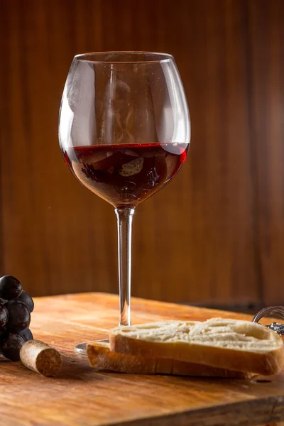 Primer plano del vino tinto vertiendo en vaso — Foto de Stock