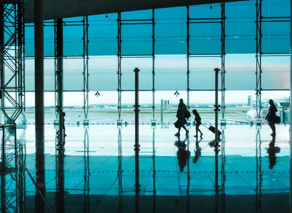 People with luggage walking at airport — Stock Photo, Image