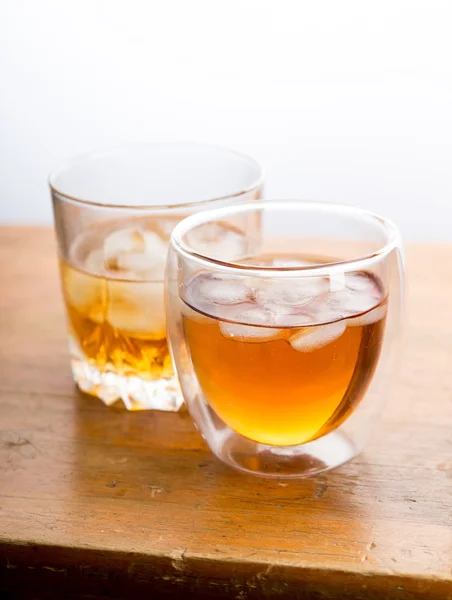 Whiskey en vasos sobre mesa de madera — Foto de Stock