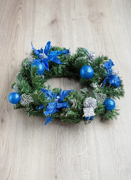 Corona azul de Navidad en madera —  Fotos de Stock