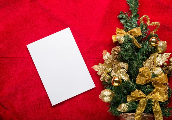Christmas wenskaart met op een rode achtergrond Rechtenvrije Stockfoto's