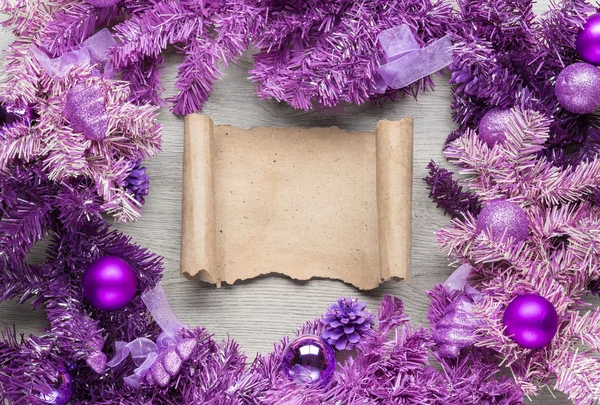 Corona de Navidad Magenta con pergamino en madera —  Fotos de Stock