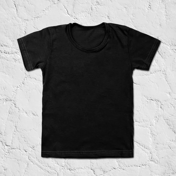 T-shirt blanc noir sur fond de pierre — Photo