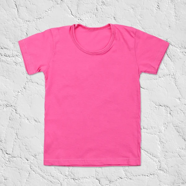 T-shirt blanc rose sur fond de pierre sombre — Photo