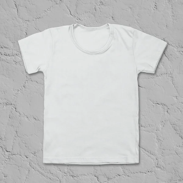 T-shirt blanc vierge sur bureau en pierre sombre — Photo