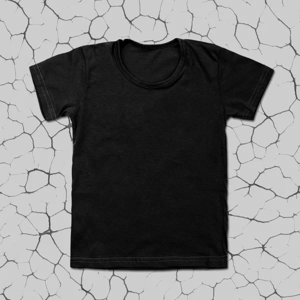 Zwart leeg t-shirt op gebarsten achtergrond — Stockfoto