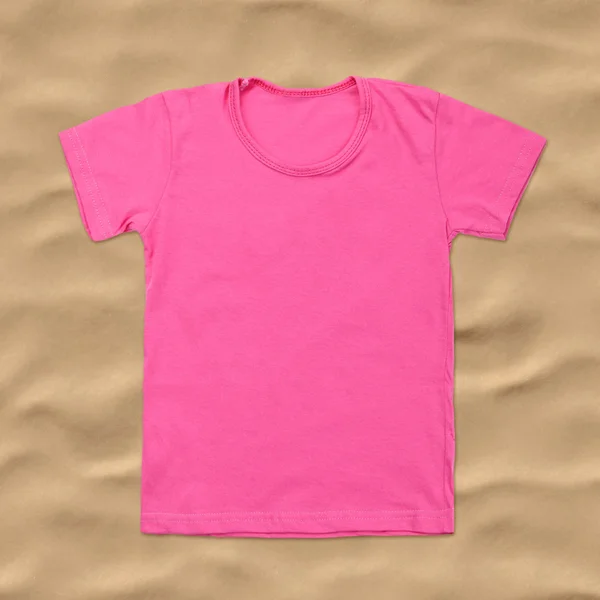 Roze lege t-shirt op donker zand achtergrond — Stockfoto