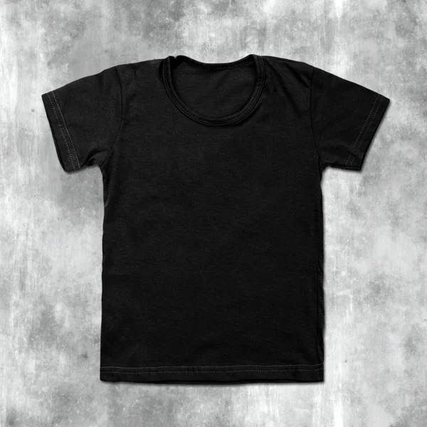 Zwart leeg t-shirt op concrete achtergrond — Stockfoto