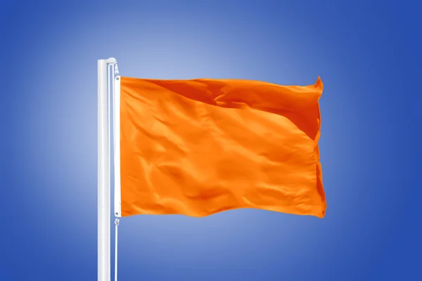 Drapeau orange flottant contre un ciel bleu clair — Photo