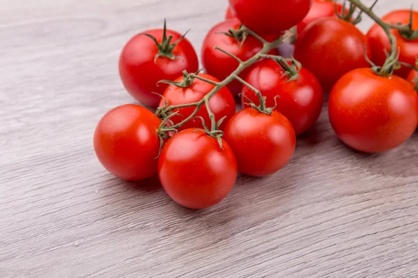 Tomates cereja frescos em fundo de madeira rústica — Fotografia de Stock