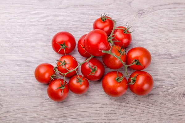 Kırsal ahşap arka planda taze kiraz domatesleri — Stok fotoğraf