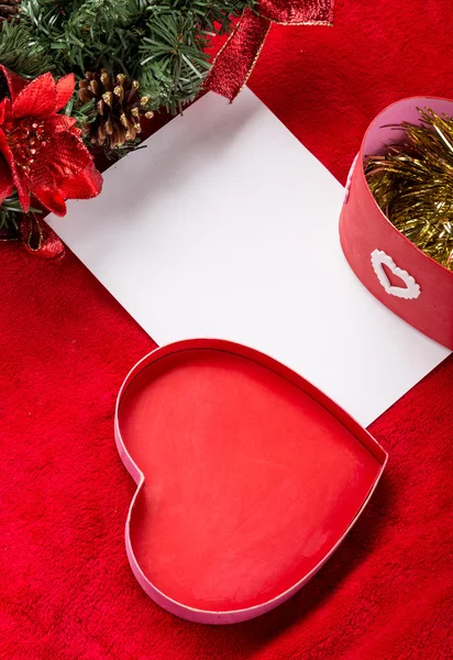 Χριστούγεννα ευχετήρια κάρτα με κόκκινη καρδιά — Φωτογραφία Αρχείου