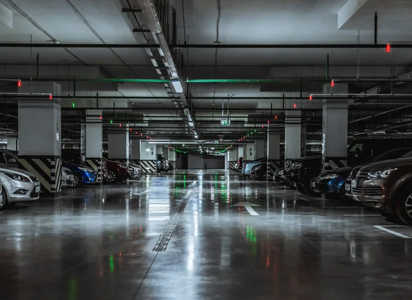 Parking garaje con algunos coches aparcados — Foto de Stock