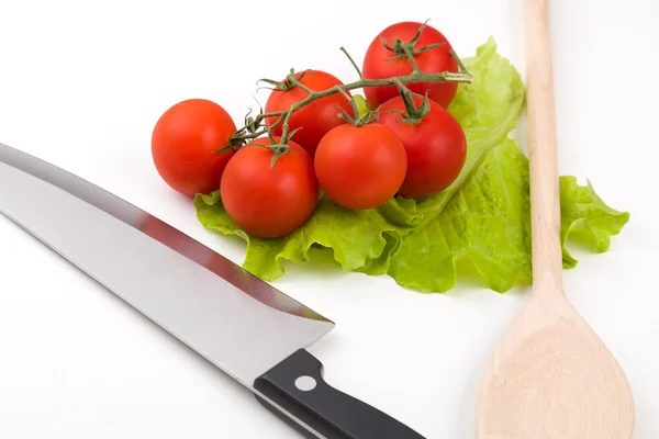 Tomates e faca manchados sobre branco — Fotografia de Stock