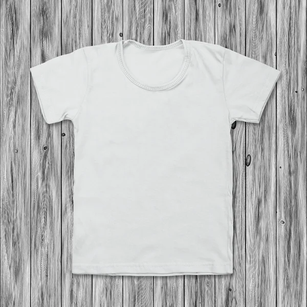 Camiseta blanca en blanco sobre escritorio de madera —  Fotos de Stock