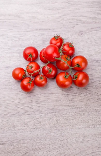 Tomates cereja frescos em fundo de madeira rústica — Fotografia de Stock