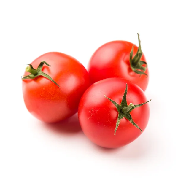 Três tomates isolados sobre fundo branco — Fotografia de Stock