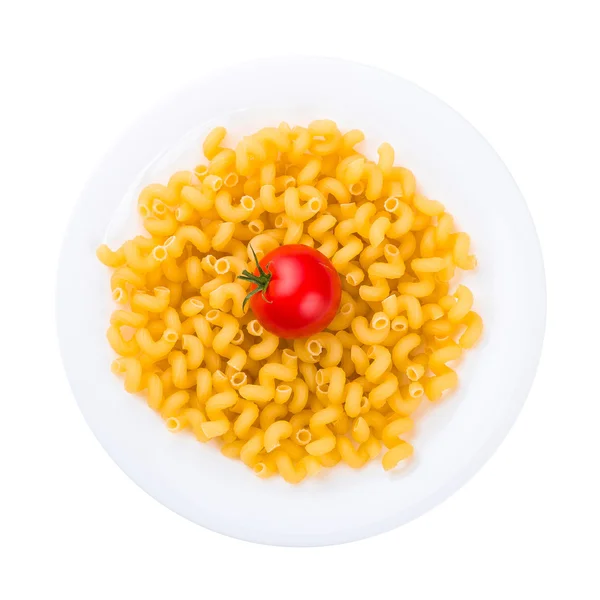 Tallrik rå pasta med tomat isolerad på vit — Stockfoto