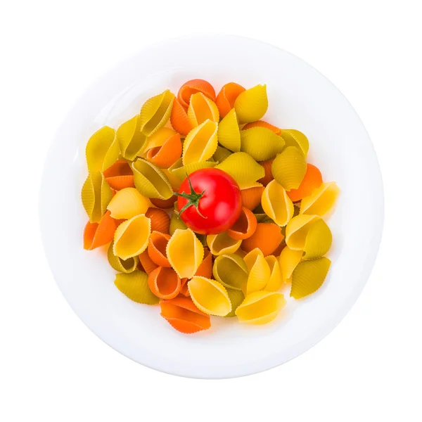 Tallrik rå pasta med tomat isolerad på vit — Stockfoto