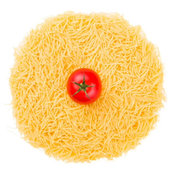 Ham pasta üzerinde beyaz izole domates ile — Stok fotoğraf