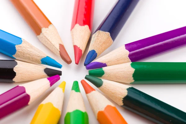 Många olika färgade pennor på vit bakgrund — Stockfoto