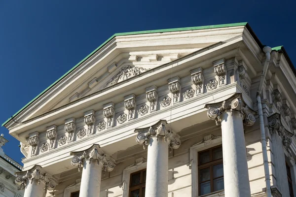 Kolommen op blauwe hemelachtergrond — Stockfoto