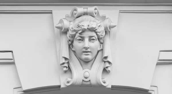 Dekorative Statue einer Frau an Fassade — Stockfoto