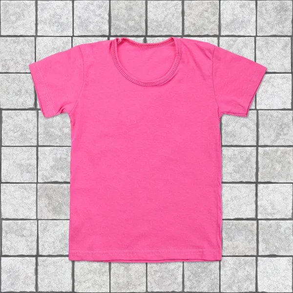 Roze lege t-shirt op achtergrond tegel — Stockfoto