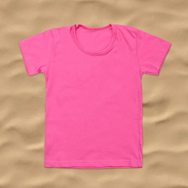 Roze lege t-shirt op zand achtergrond — Stockfoto