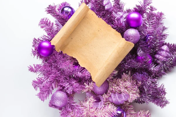 Pergamino de tarjeta de Navidad sobre abeto —  Fotos de Stock