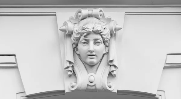 Dekorative Statue einer Frau an Fassade — Stockfoto