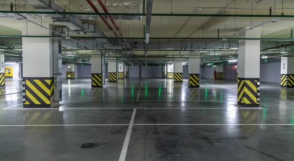 Leerer Parkplatz. städtischer, industrieller Hintergrund — Stockfoto