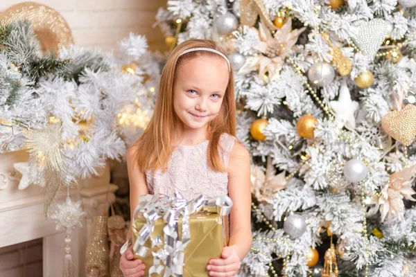 Hermosa chica. retrato de navidad en el estudio — Foto de Stock