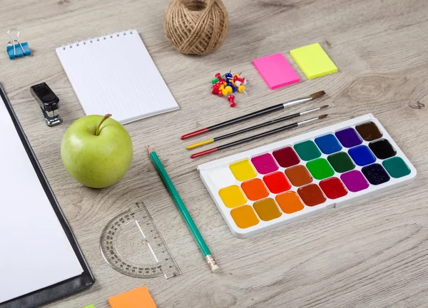 Skolmaterial - pennor, målar pennor papper sax — Stockfoto