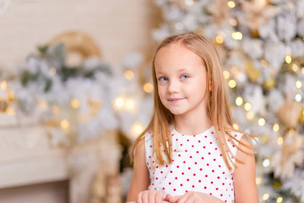 Gyönyörű lány. karácsonyi portré a stúdióban — Stock Fotó