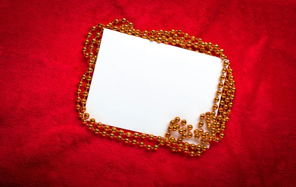 Natale perline d'oro su sfondo rosso — Foto Stock