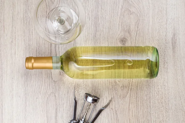 Fles wijn met corkscrew op houten achtergrond — Stockfoto