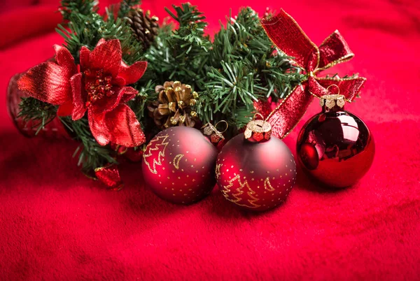 Kızıl Arkaplanda Kırmızı Noel Baloları — Stok fotoğraf