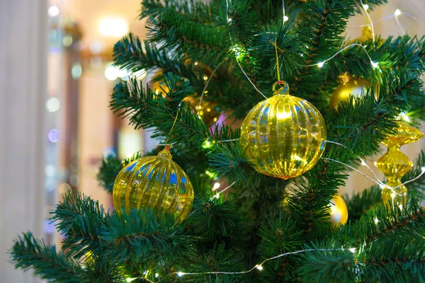 Рождественские украшения на ветвях ели — стоковое фото