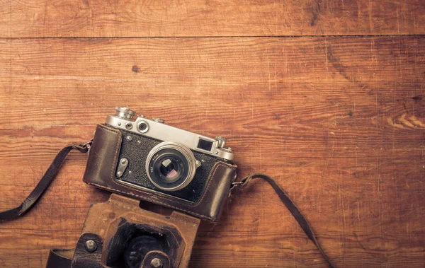 Telecamera retrò su sfondo tavolo in legno — Foto Stock