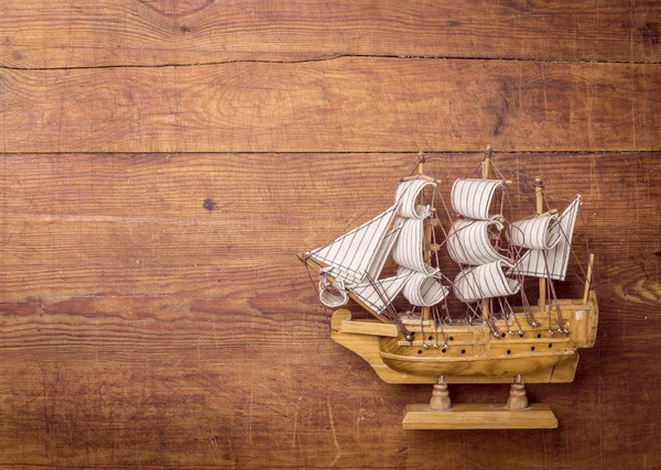 Hračka plachetnice na dřevěné pozadí — Stock fotografie