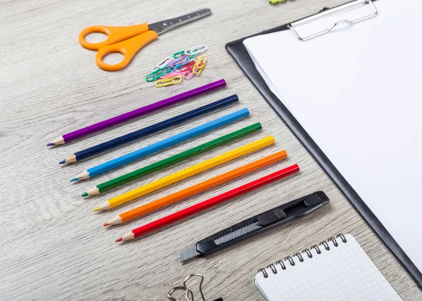 Skolan levererar med pennor färg pennor — Stockfoto