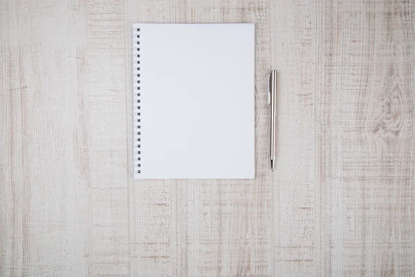 Cuaderno en blanco con bolígrafo sobre mesa de madera —  Fotos de Stock