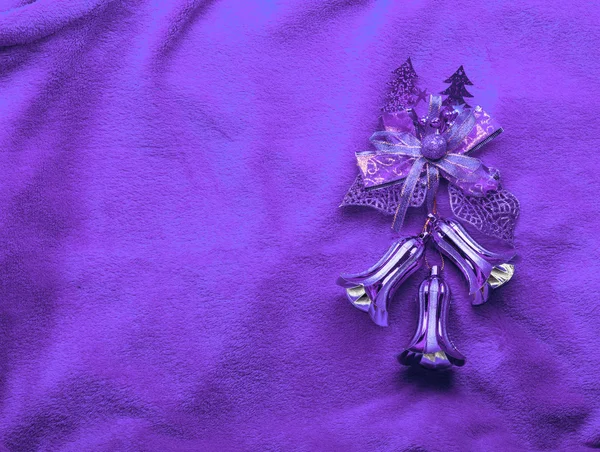 Campanas de Navidad sobre fondo violeta — Foto de Stock