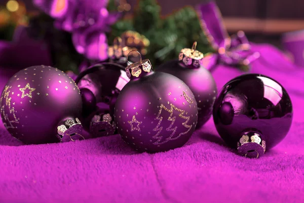 紫色の背景に紫のクリスマス ボール ストックフォト